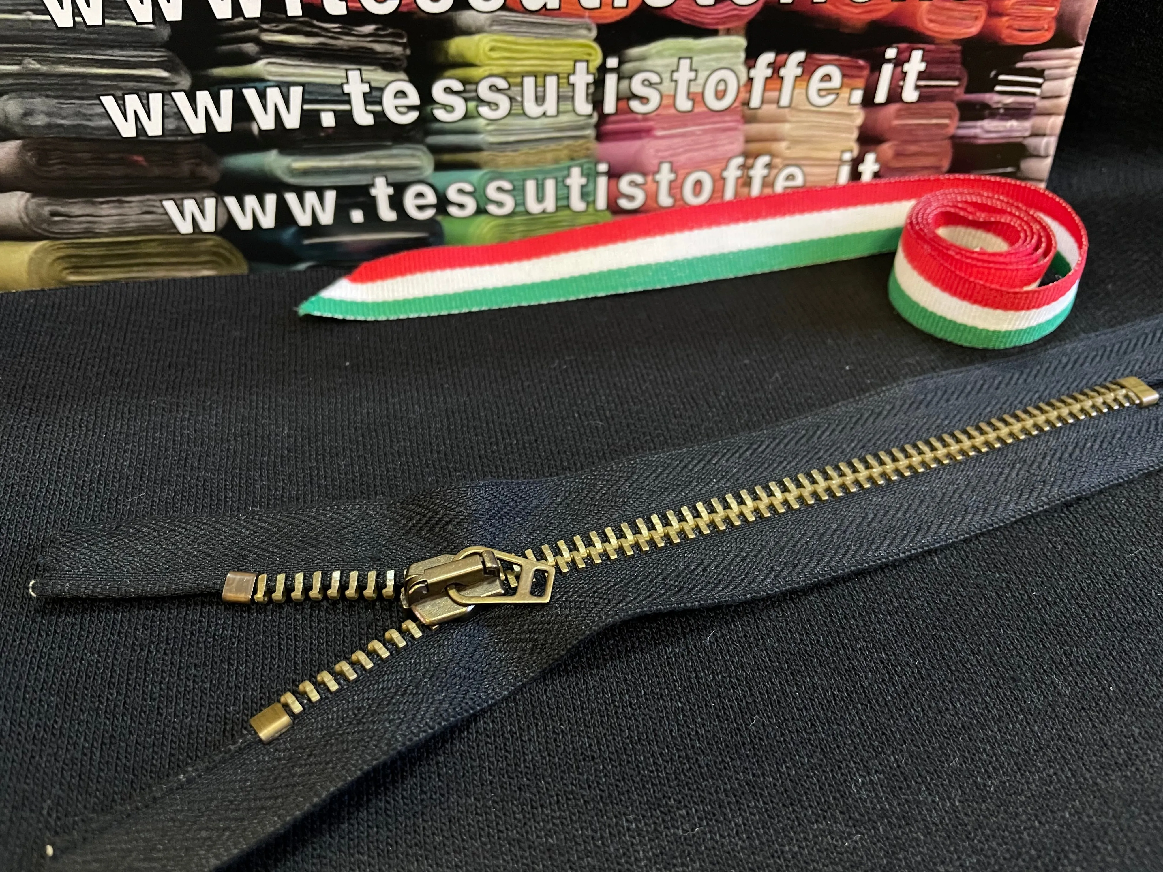 Cerniera Nera Con  Zip e Cursore In Metallo Oro Antico 16 cm